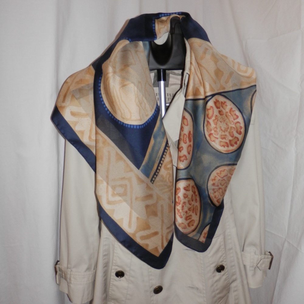 NWOT     WOMENS SCARF  -  Modern Angles Design